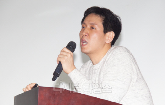 21일 서울 영등포구 국회 의원회관에서 열린 '동양철학자가 본 386 세대의 허위의식' 세미나에서 임건순 작가가 발언하고 있다. 박동욱 기자.